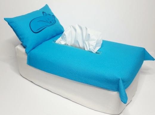 Hellblaues Bett mit Katze - Kosmetiktückerboxbezug