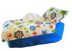 Blaues Bett mit Blumen - Kosmetiktuchboxbezug