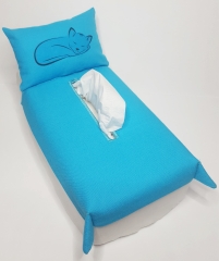Hellblaues Bett mit Katze - Kosmetiktückerboxbezug