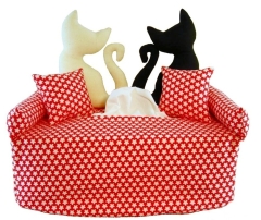 Katzenpaar auf rotem Blütensofa - Kosmetiktuchboxbezug