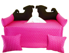 Zwei kleine schwarze Möpse auf pinken Sofa - Taschentuchsofa