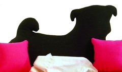 Schwarzer Mops auf pinkem Minisofa - Kosmetiktuchboxbezug